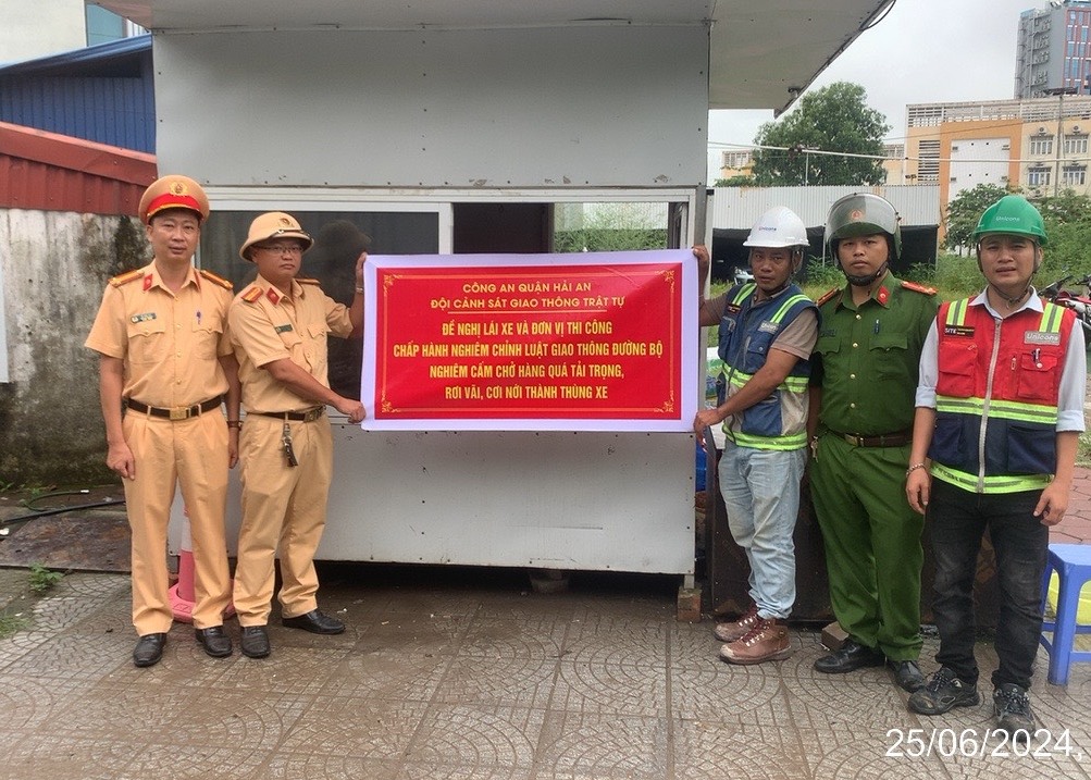 Công an quận Hải An: Vận động Nhà thầu thi công công trình Tòa nhà Golden Crown Hải Phòng cam kết chấp hành quy định an toàn giao thông